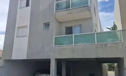 Apartamento residencial no Jd Cerejeiras, com 2 dormitórios, perto da principal avenida e rooftop com uma vista incrível.