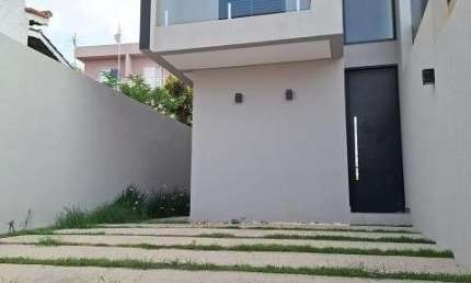 Casa no Jardim Maristela em Atibaia , com 03 dormitórios , sendo 01 suite. Lavabo, Área gourmet com churrasqueira . Porta de entrada alta em alumínio