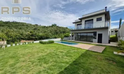 Casa pronta para morar no Condomínio Quintas da Boa Vista em Atibaia, 3 suítes com closet e linda vista, áreas integradas à piscina e quintal gramado!