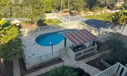 Casa com 04 dormitórios, sendo 02 suites  03 salas , Cozinha com armários ,Lavabo , 05 vagas de garagem ,Jardim ,Quintal, piscina e churrasqueira
