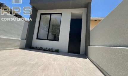 Casa Térrea com 03 dormitórios , sendo 01  suíte. Sala estar e sala de jantar com pé direito duplo, bonito projeto. Cozinha , lavanderia ,02 vagas de