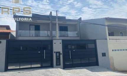 Casa nova com 150 m². Imóvel com 03 suites,Sala de estar e jantar, Cozinha americana, Lavanderia ,Área gourmet com churrasqueira , vista para Serra