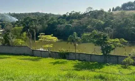 Terreno no Residencial Cambarah em Jarinu, total de 631m² pronto para construir com vista ao lago.Loteamento fechado com clube completo, segurança 24h