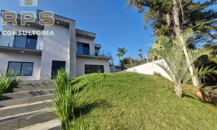 Sobrado com 4 suítes, piscina e vista para o lago no Palavra da Vida