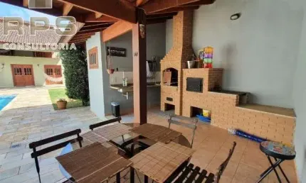 Casa a venda ou locação em Atibaia , 04 suites , 01 com closet, cozinha com despensa, área gourmet com piscina , garagem