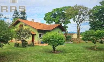 Casa térrea no Samambaia Residencial em Atibaia, 3 suites, casa de hóspedes, 1118m² de terreno, aquecimento solar, ao lado do parque Edmundo Zanoni