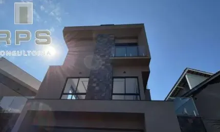 Casa alto padrão no Terras de Atibaia, 2 suítes e quarto reversível com banheiro completo, área de lazer completa, sala e cozinha em conceito aberto.