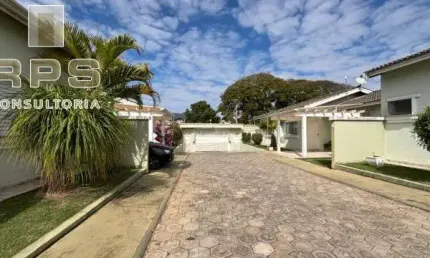 Excelente casa térrea em  condomínio no jardim morumbi em atibaia, rua tranquila, 3 dormitórios, 2 vagas, quintal amplo, móveis planejados e piscina