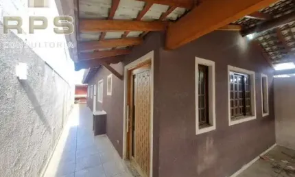 Casa térrea com 2 dormitórios, vagas de garagem cobertas, cozinha espaçosa com armários no bairro nova atibaia