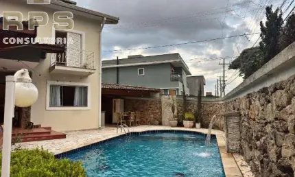 Casa para locação e venda na vila petrópolis em atibaia, 3 quartos sendo 1 suíte, escritório, área de lazer com piscina, espaço gourmet e jardim!