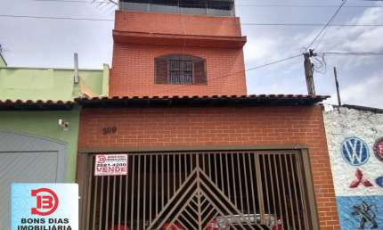 Sobrado com 3 quartos, sendo 01 suite 02 vagas de garagem na Vila Re
