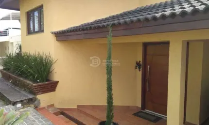 Sobrado a venda, Aruja: 03 dormitorios, suite, closet e 04 garagens