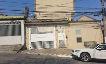Sobrado com 03 quartos 01 vaga de garagem na Vila Re