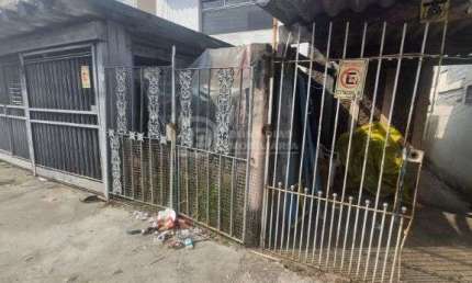 Casa terrea  a venda  na Vila Re, proxiima rua itingucu com uma comercial