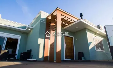 Linda casa com 228m² em condomínio fechado, 3 quartos sendo 2 suítes (uma master), piscina.