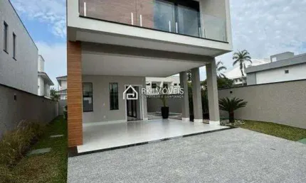 Casa duplex 3 suítes, living integrado, churrasqueira e piscina, a 700m da praia dos Ingleses.