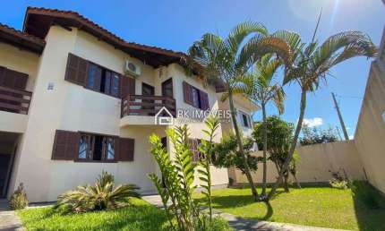 Espaçosa Casa com 3 Dormitórios e Terreno Amplo nos Ingleses - Florianópolis
