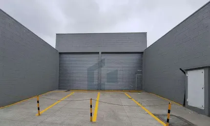 Salão Comercial para Locação em Suzano, Jardim Revista, 2 banheiros, 4 vagas