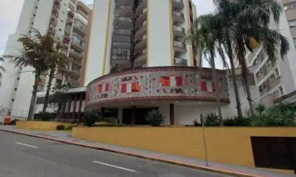 Apartamento com 4 quartos e 3 vagas de garagem no Centro - Florianópolis