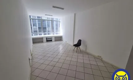 Sala comercial com 27,70m² privativos, 1 banheiro, à venda, Centro, Florianópolis.