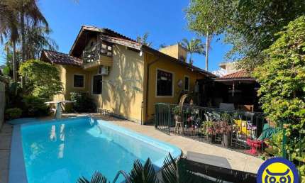 Casa com 4 Dormitórios (2 Suítes) - Piscina - Vaga para 2 Carros!