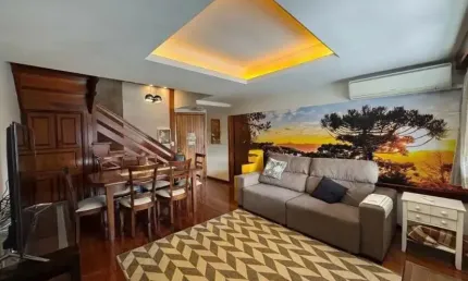 Apartamento a poucos passos da rua coberta em gramado.