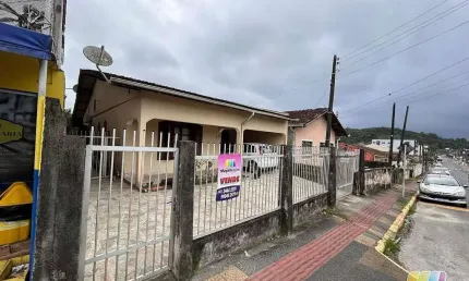 CASA  A VENDA  AVERBADA NA REGIÃO CENTRAL DE SÃO FRANCISCO DO SUL,SC
