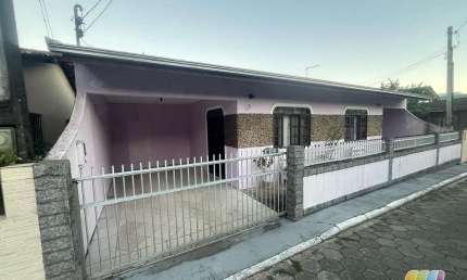CASA A VENDA NA REGIÃO CENTRAL DE SÀO FRANCISCO DO SUL,SC.