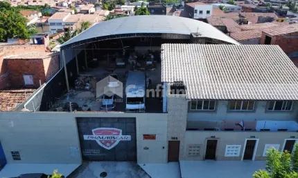 Prédio Comercial com Galpão + Apartamentos á Venda no Quintino Cunha- Fortaleza/CE