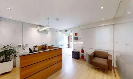 105154 Casa comercial de 2 pavimentos com 3 vagas de garagem . Térreo com recepção, sala de espera, 2 banheiros, sala com 4 estações de trabalho, almo