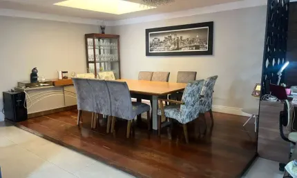 Casa Terrea com 4 quartos, 8 vagas de garagem para vender