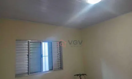 Casa com 1 dormitorio, sala, cozinha, banheiro e lavanderia.