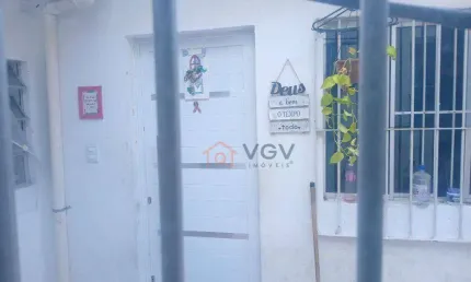 Casa com 1 dormitorio, sala, cozinha, banheiro e lavanderia.