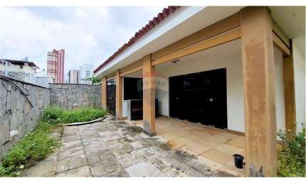 Vende-se: Casa em Tirol com Potencial para Negócios e Investimento