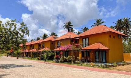 Casa mobiliada de 3 quartos a venda em condomínio beira mar