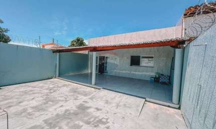 Casa Reformada em Ponta Negra - 4 Quartos, 3 Banheiros