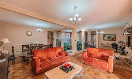 Casa de Esquina com Potencial Comercial e Residencial em Localização Estratégica na rua Nascimento de Castro.
