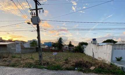 Excelente Terreno com 30 mts. de fundos e 20 mts. de frente no coração de Nova Parnamirim