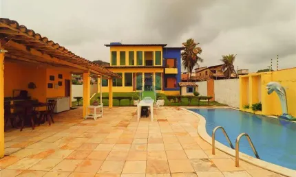'Luxuosa Casa em Búzios: 4 Suítes à Beira-Mar com Garagem para 8 Carros'