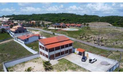 Casa Duplex com 3 Quartos (suítes), na Praia de Barreta – 900m² de Terreno e Vista Deslumbrante para as Piscinas Naturais!