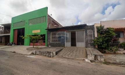 EXCELENTE OPORTUNIDADE: CASA AMPLA COM PISCINA E LOCALIZAÇÃO ESTRATÉGICA NAS QUINTAS – NATAL/RN