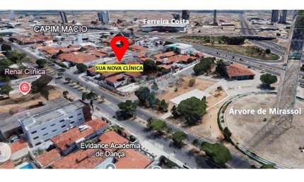 Propriedade com piscina em frente a Praça da Àrvore