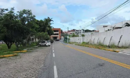 Propriedade com piscina em frente a Praça da Àrvore
