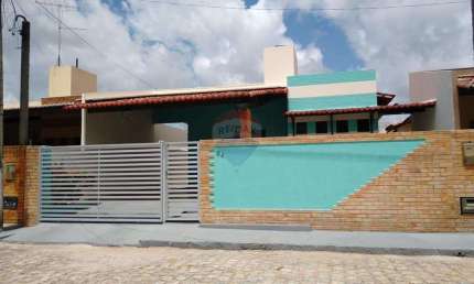 Aluga-se casa no Residencial Tom Jobim, com 3 qtos com AR, sendo 1 suíte.