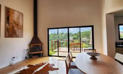Sobrado mobiliado com 4 suítes à venda, 230 m² por R$ 2.500.000 - Recanto das Araucárias - Campos do Jordão/SP