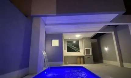 Sobrado com 3 Suítes e Alto Padrão na Vila Tupi, a 400m da Praia