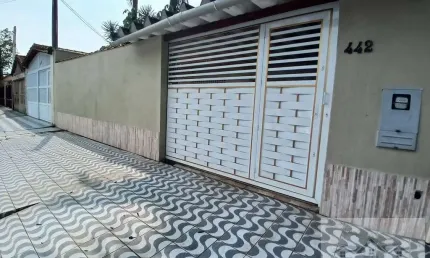 Casa espaçosa à venda na Praia Grande, bairro Maracanã - 3 Dormitórios