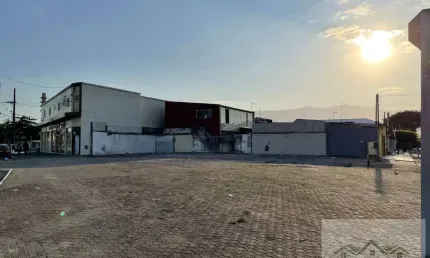 Terreno Comercial de Esquina na Av. Pres. Kennedy - Praia Grande