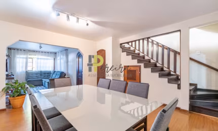 amplo sobrado no bairro Fanny- com 245m² de área total, 4 quartos