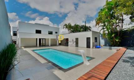 Luxo e Conforto no Jardim Botânico: Casa de 5 Suítes com 815m² e Área de Lazer Completa,